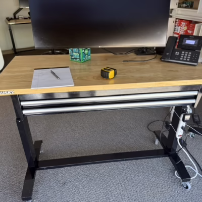 Hand-crank adjustable height sit stand desk